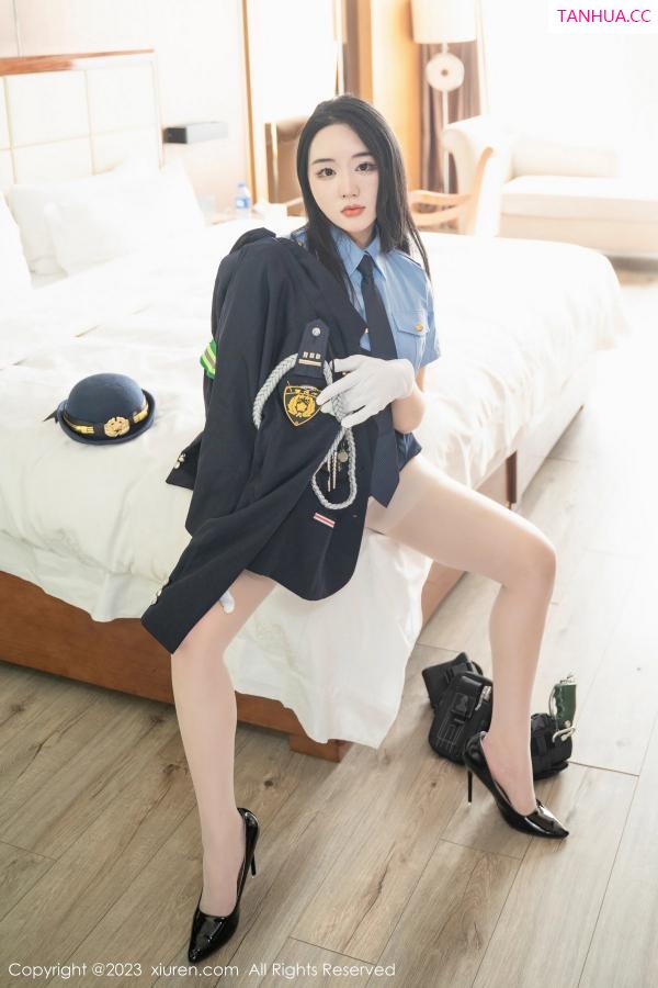   [XiuRen]高清写真图 2023.03.30 No.6497 汐汐爱吃草莓 制服美臀第38张图片